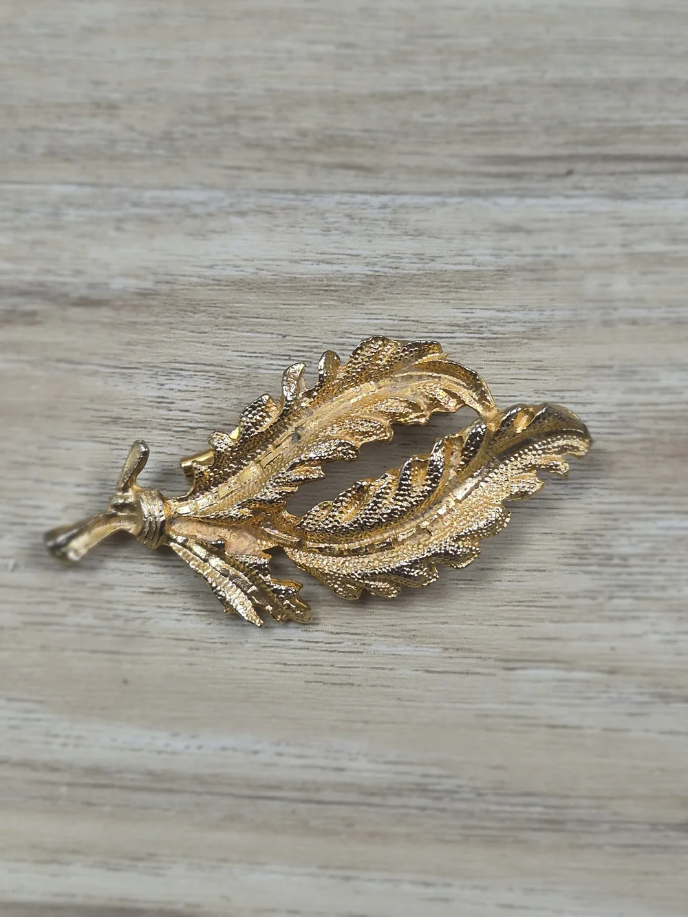 Vintage 1960s Gold Tone Feather Leaf Spray Brooch Pin Women Gold Excellent